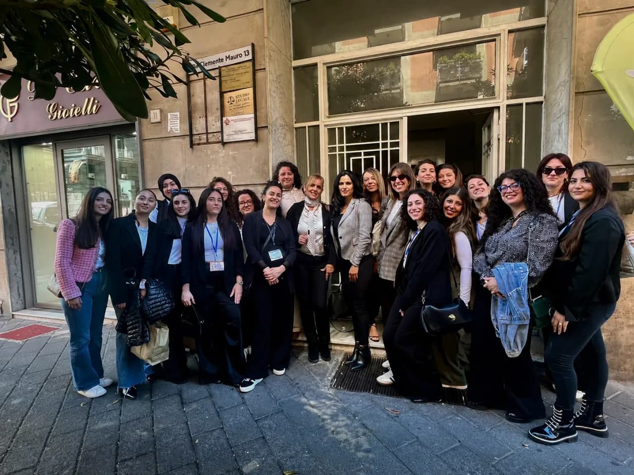 La squadra DONNE FORTI · Associazione Sol.i.so. davanti alla sede di Via Madonna del Monte 33, Salerno